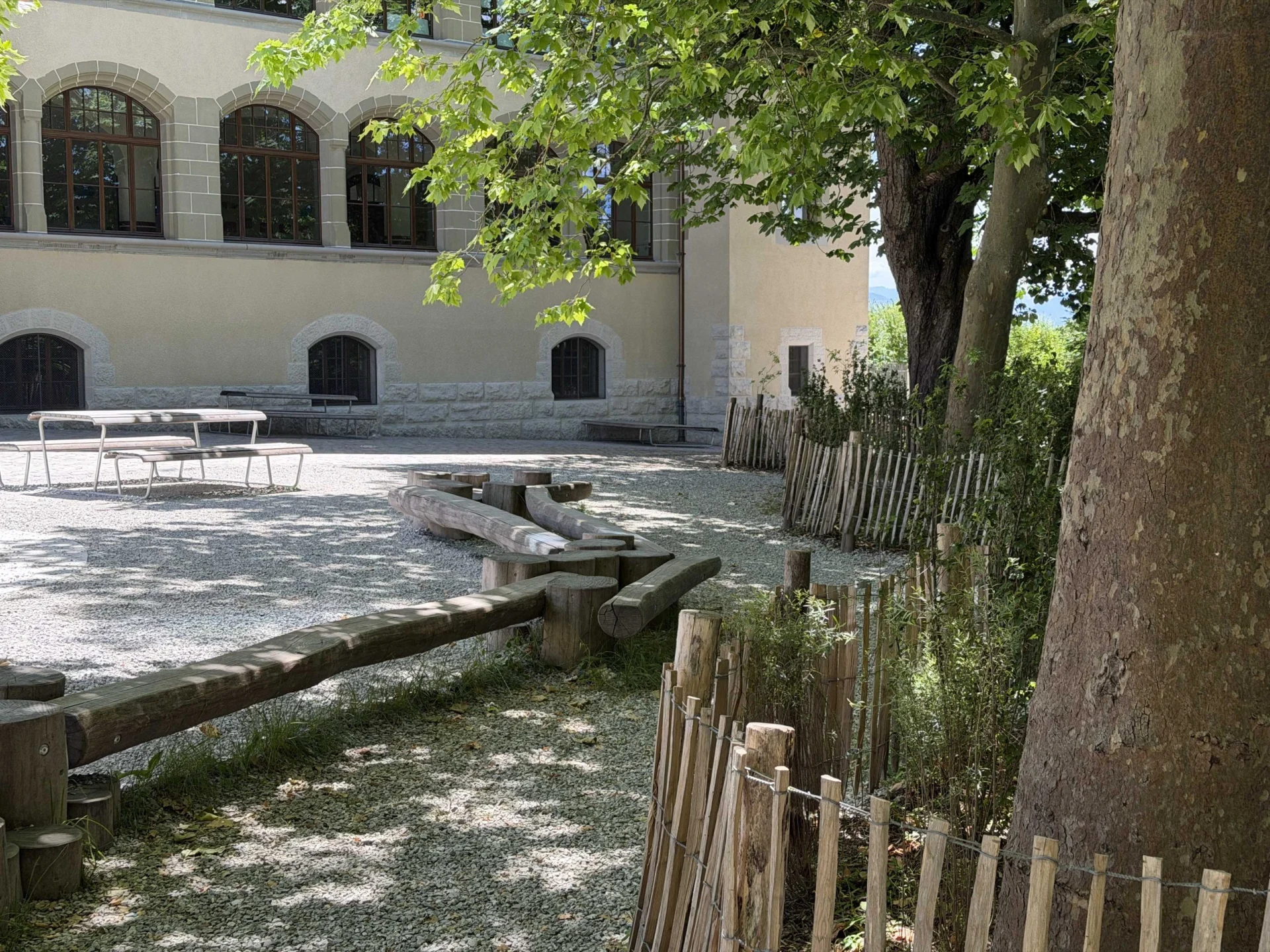Vue de l'espace vert de l'École Centre Ville de Nyon - gestion différenciée